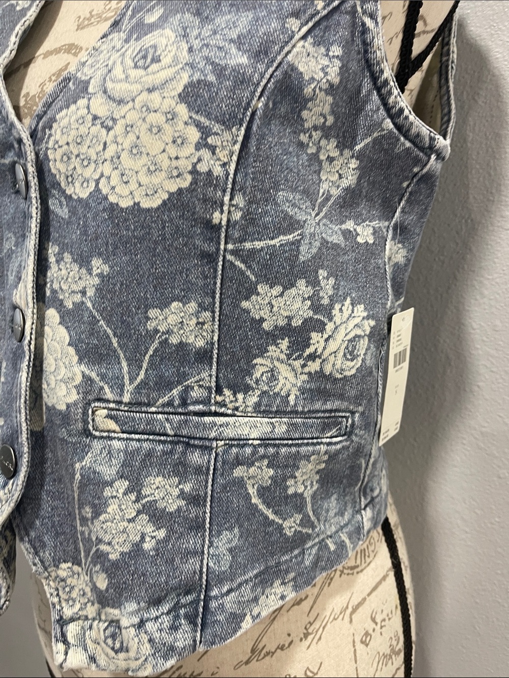 Anthropologie (Pilcro)Floral Denim Vest with White Rose Print - Picture 4 of 4
